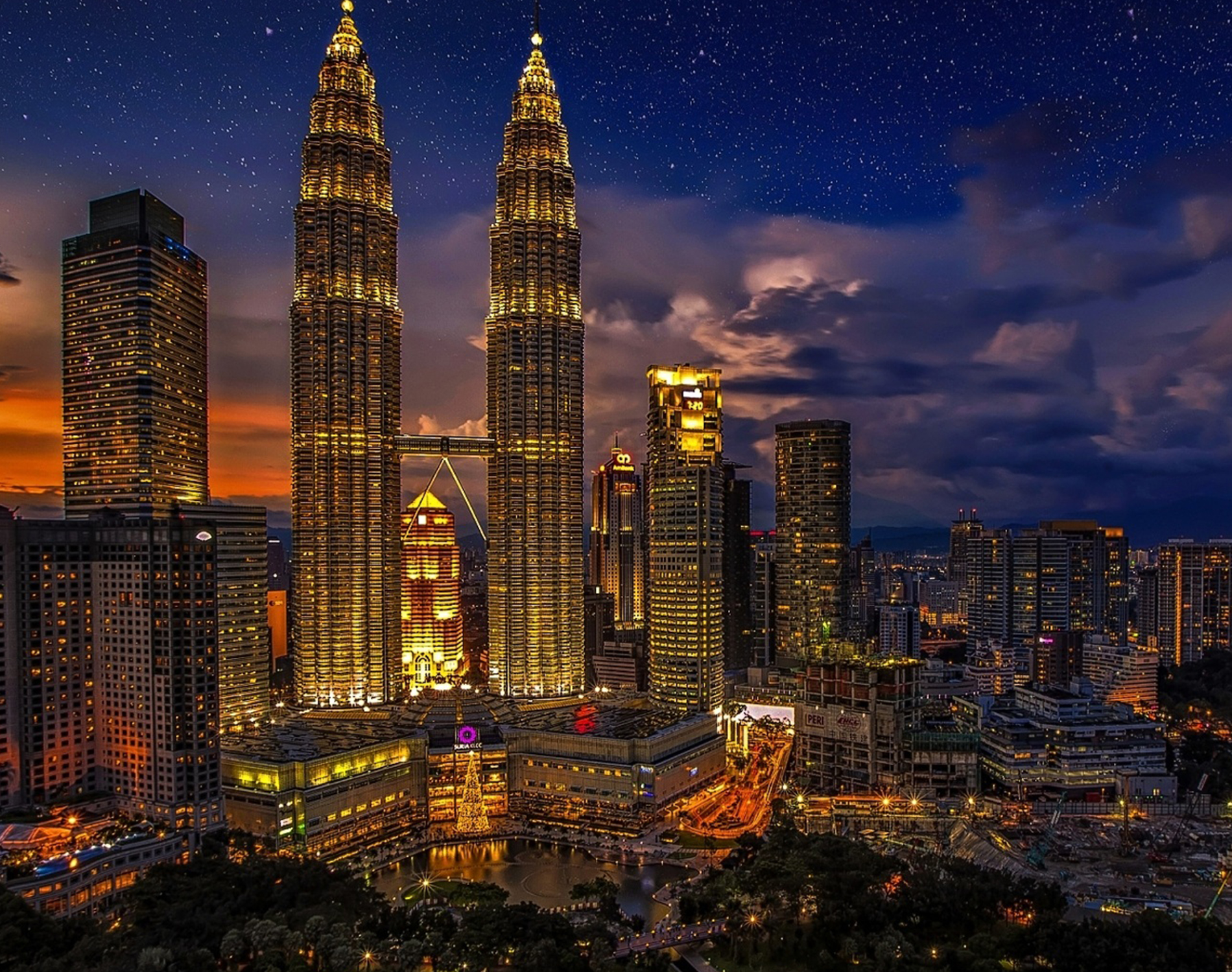 malaysia_kuala_lumpur_view_petronas_towers_at_dusk